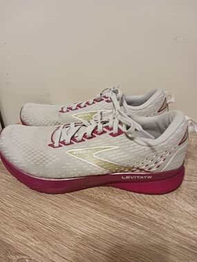 Brooks Levitate Women's Running Shoes - White & Magenta